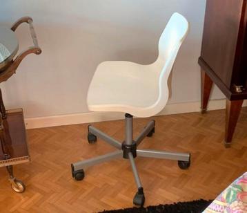 Scandinavisch design ogende bureaustoel  beschikbaar voor biedingen