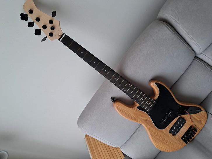Zelfbouw 5 snarige bas (af te werken naar eigen smaak), Muziek en Instrumenten, Snaarinstrumenten | Gitaren | Bas, Nieuw, Elektrisch
