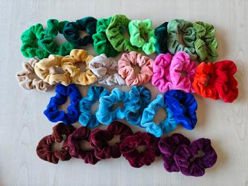 30 fluwelen scrunchies beschikbaar voor biedingen