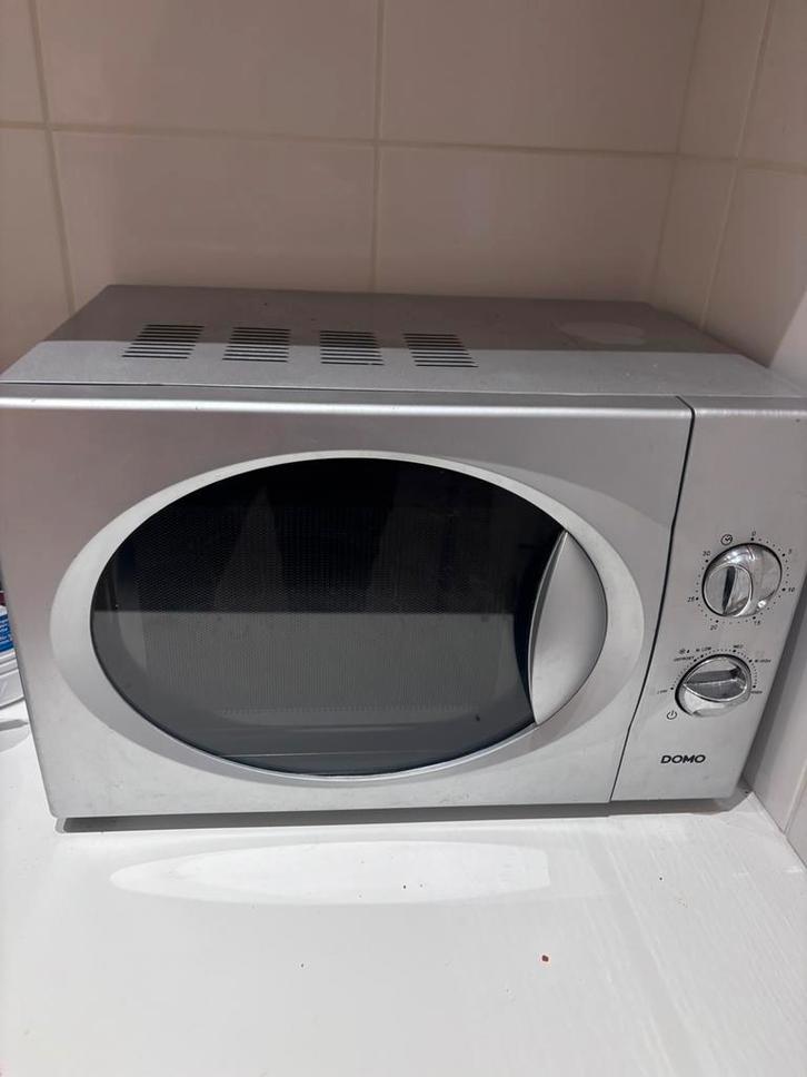 Four à micro-ondes Domo - en très bon état, Electroménager, Micro-ondes, Utilisé, Autoportant, Enlèvement