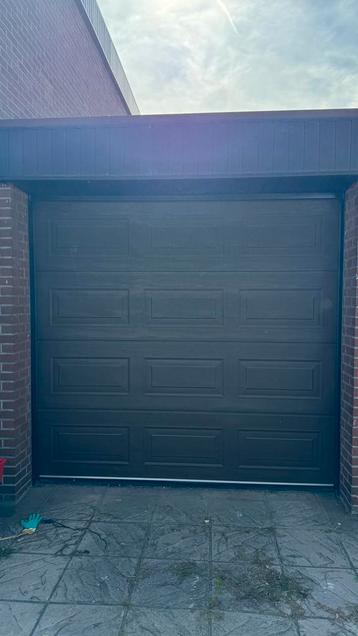 Elektrische garagepoort beschikbaar voor biedingen
