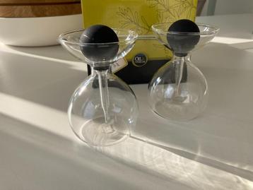 2 olie flesjes  beschikbaar voor biedingen