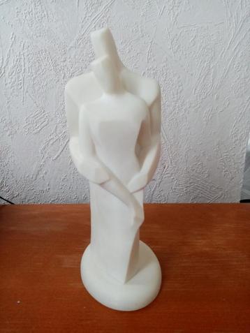 Sculpture de couple moderniste en albâtre blanc 22.50cm