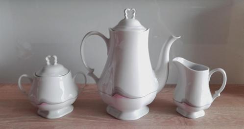 CAFETIERE + POTS A LAIT ET SUCRE VANSTAHL, Huis en Inrichting, Keuken | Servies, Nieuw, Kom(men), Porselein, Ophalen