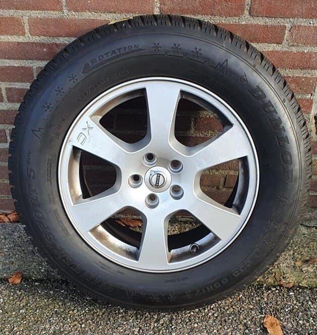 Winterset volvo xc60 17 Inch Dunlop, Auto-onderdelen, Banden en Velgen, Banden en Velgen, Winterbanden, 17 inch, 235 mm, Personenwagen