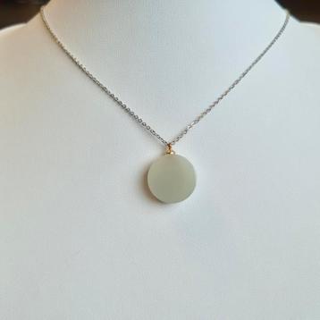 Natuurlijke onbehandelde Nefriet jade hanger met ketting beschikbaar voor biedingen