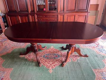 Ovalen tafel beschikbaar voor biedingen