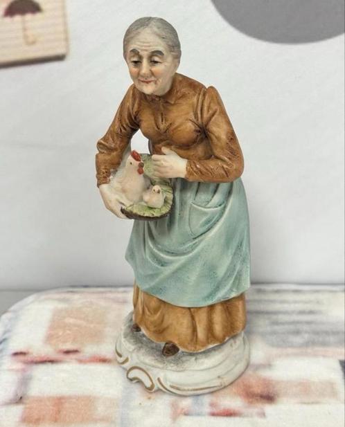 Vintage Porseleinen beeldje Oude vrouw met kip porselein, Verzamelen, Beelden en Beeldjes, Zo goed als nieuw, Ophalen of Verzenden