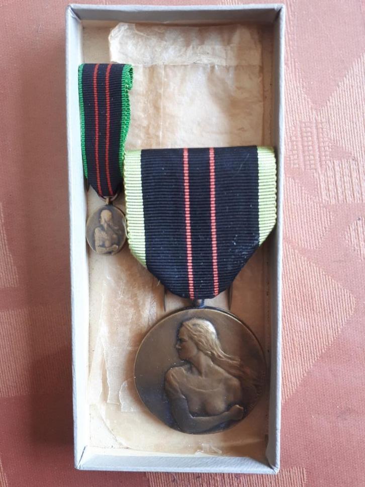 België : 2 ERETEKENS 1940-1945 GEWAPENDE WEERSTAND + REDUCTI, Verzamelen, Militaria | Tweede Wereldoorlog, Overige soorten, Lintje, Medaille of Wings