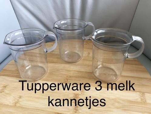 Tupperware 3 dezelfde melk kannetjes zonder deksel 15 foto's, Huis en Inrichting, Keuken | Tupperware, Zo goed als nieuw, Beker of Kan