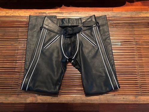 White piping leather chaps pants - Mister S - size 34, Vêtements | Hommes, Pantalons, Comme neuf, Taille 52/54 (L), Noir