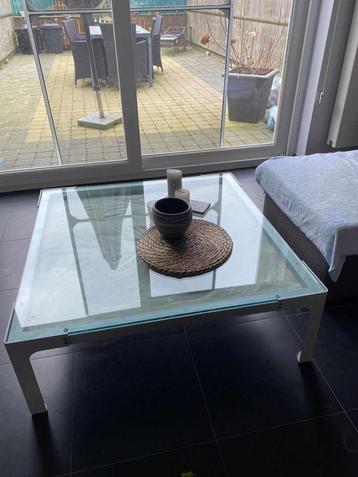 Table basse avec plateau en verre disponible aux enchères