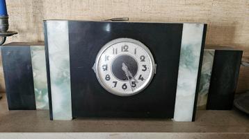 Antieke marmeren klok beschikbaar voor biedingen