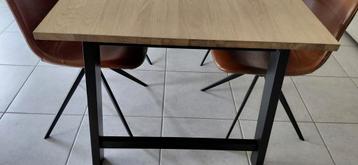 Eettafel met stoelen beschikbaar voor biedingen