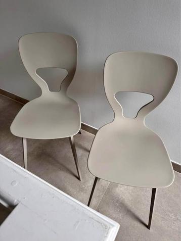 gezocht  2 stoelen beschikbaar voor biedingen