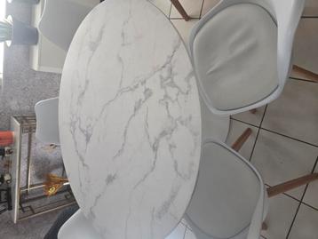 Rond tafel beschikbaar voor biedingen