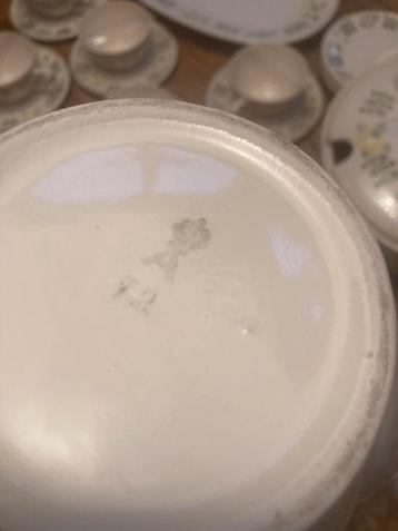 Servies oud beschikbaar voor biedingen