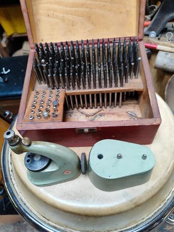 Horloge makerij ponsen doos beschikbaar voor biedingen