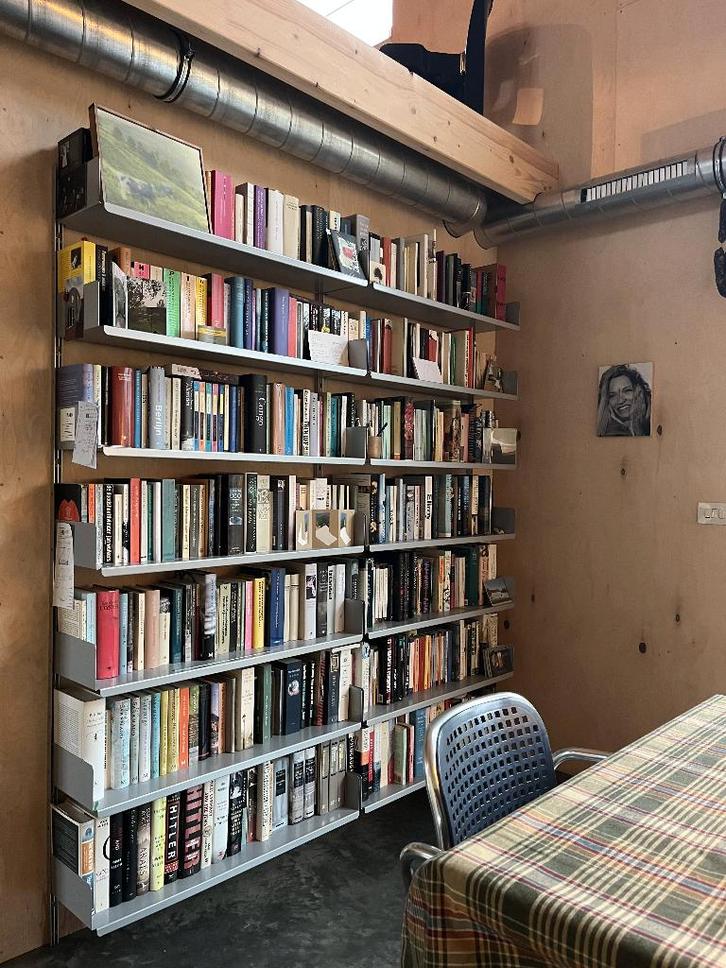 Vitsoe 606 Universal Shelving System, Maison & Meubles, Armoires | Armoires murales, Utilisé, 150 à 200 cm, Avec tablette(s), Métal