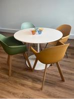 Moderne ronde eettafel + 4 designstoelen, Ophalen, Kunststof, Rond, Zo goed als nieuw