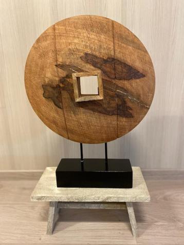 robuust houten ornament op voet beschikbaar voor biedingen