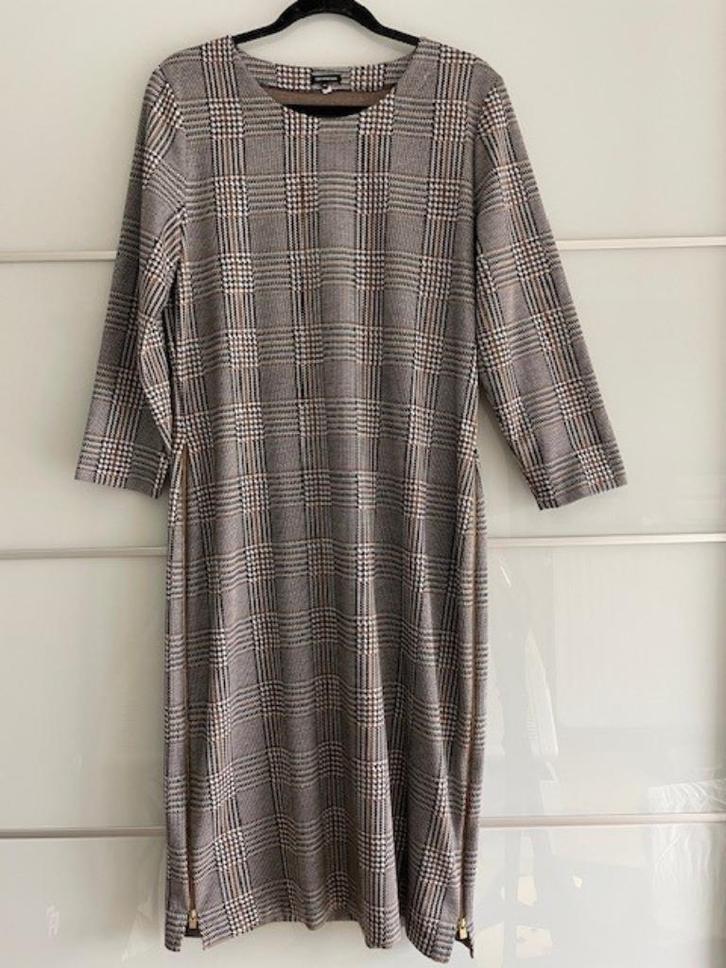 Jurk Caroline Biss - Mt 44, Kleding | Dames, Jurken, Zo goed als nieuw, Maat 42/44 (L), Grijs, Onder de knie, Ophalen of Verzenden