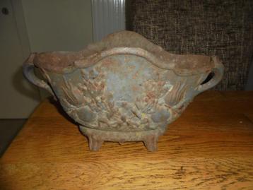Gietijzeren Jardiniere / 18 cm hoog ( 1 )  beschikbaar voor biedingen
