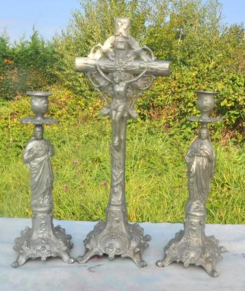 trilogie religieuse crucifix et paire de bougeoir regule  beschikbaar voor biedingen