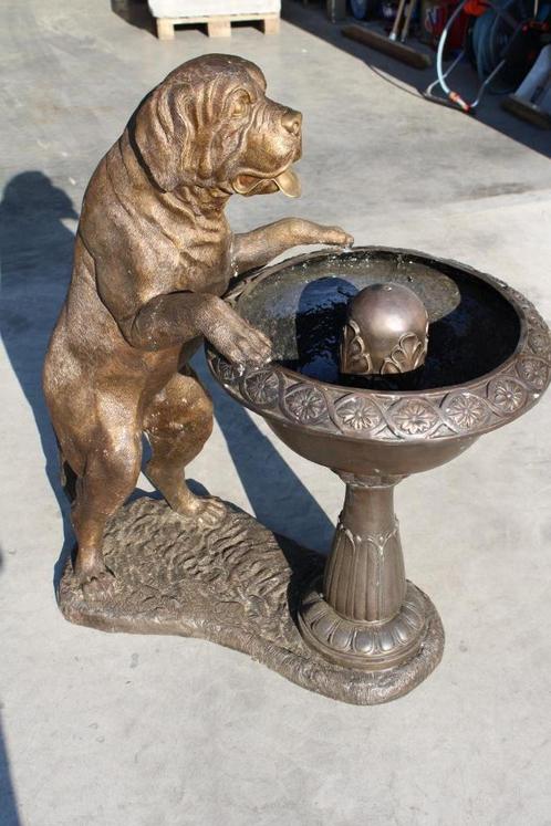 Hond op een bronzen fonteinbak, waterstraal., Tuin en Terras, Waterpartijen en Fonteinen, Nieuw, Fontein, Overige materialen, Ophalen