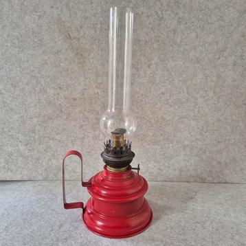 Antieke olielamp, voet in blik beschikbaar voor biedingen