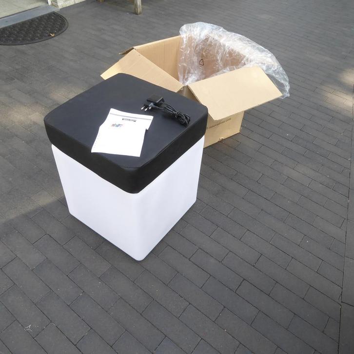 Kubus, poef met LED licht 40 X 40 X 40 cm, NIEUW., Huis en Inrichting, Zetels | Voetbanken en poefs, Nieuw, Minder dan 50 cm, Minder dan 50 cm