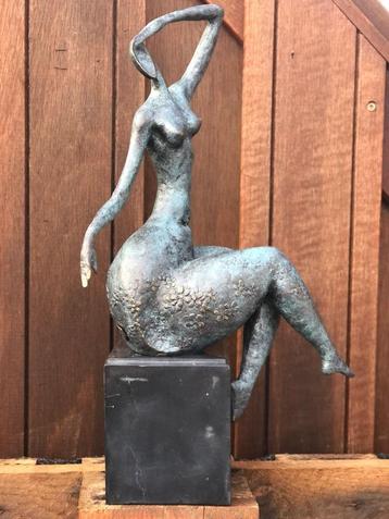 bronzen art sculptuur modern zittende vrouw  beschikbaar voor biedingen