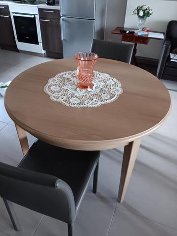 Tafel rond beschikbaar voor biedingen