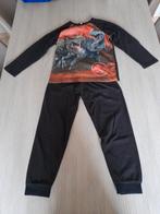 Zwarte pyjama met dino 's op 140, Enlèvement ou Envoi, Comme neuf, Garçon ou Fille, Vêtements de nuit ou Sous-vêtements