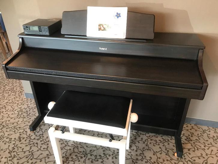 Digitale  Roland Hp 337e als studie piano, goede staat., Muziek en Instrumenten, Piano's, Gebruikt, Piano, Bruin, Digitaal, Ophalen