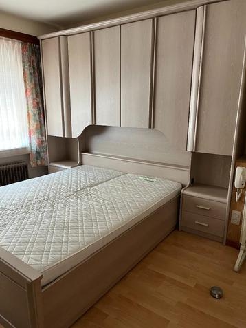 Bed met bovenbouw beschikbaar voor biedingen