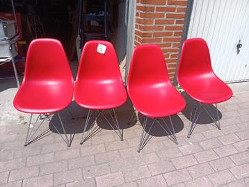 Chaises Eames de Vitra, 4 rouges et 2 blanches