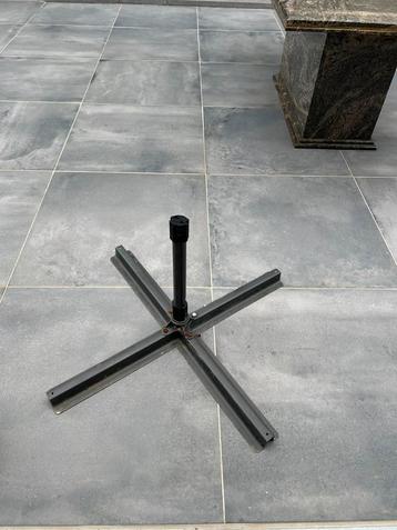 Metalen parasolvoet met betontegels beschikbaar voor biedingen