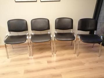 zwarte wachtkamer of conferentiestoelen beschikbaar voor biedingen