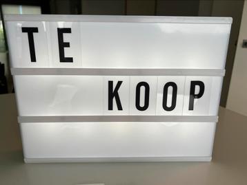 Lichtbord met cijfers, letters en symbolen beschikbaar voor biedingen