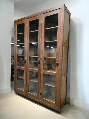 XL vintage vitrine kast beschikbaar voor biedingen