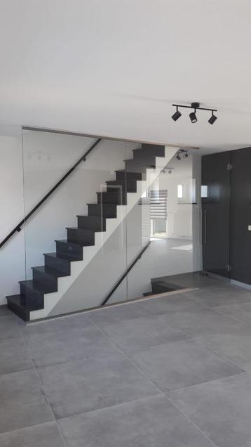 Standaardmaten voor trappen in natuursteen beschikbaar voor biedingen