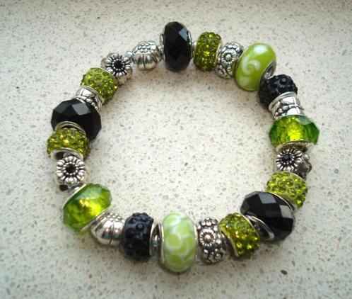 Armband met bedels limegroen-zwart PSE083, Handtassen en Accessoires, Armbanden, Nieuw, Elastiek, Groen, Met bedels of kralen