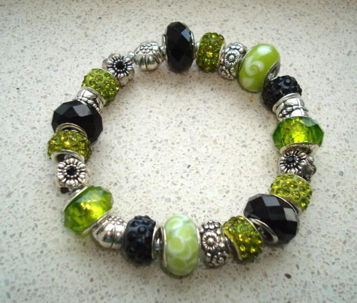 Armband met bedels limegroen-zwart PSE083, Handtassen en Accessoires, Armbanden, Nieuw, Elastiek, Groen, Met bedels of kralen