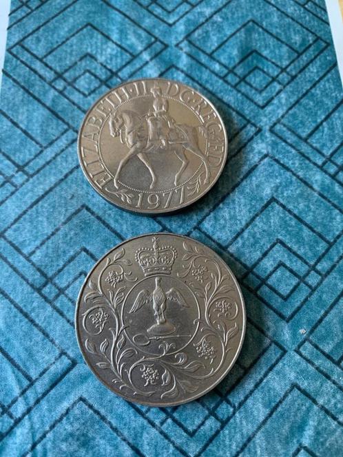 1977 Koningin Elizabeth II Zilveren Jubileum munt x 2stuks, Postzegels en Munten, Penningen en Medailles, Overige materialen, Ophalen of Verzenden