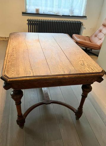 Houten tafel beschikbaar voor biedingen