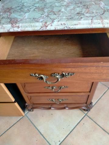 deux tables de nuit anciennes marbre et bois plein 4 tiroirs, Antiquités & Art, Enlèvement