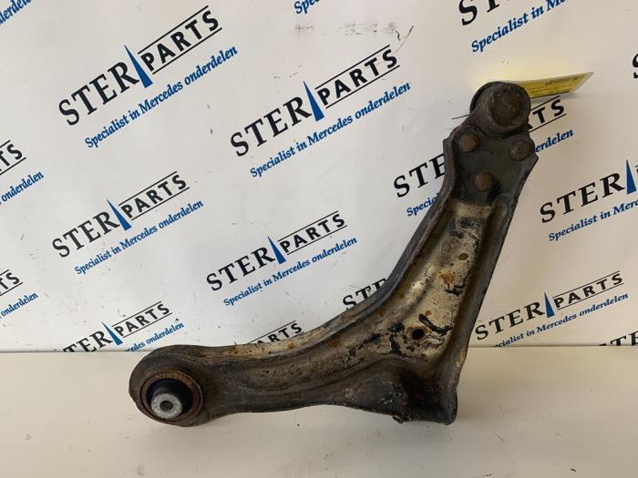 Draagarm rechts-voor van een Mercedes Vito, Auto-onderdelen, Ophanging en Onderstel, Mercedes-Benz, Gebruikt, 3 maanden garantie