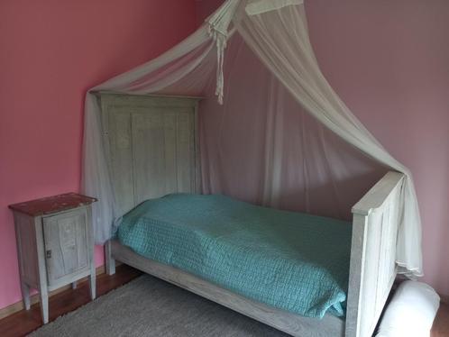 Massieve slaapkamer (bed/matras, nachtkast, dressoir), Huis en Inrichting, Slaapkamer | Complete slaapkamers, Gebruikt, Twijfelaar