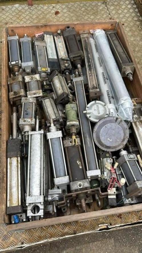 2257. Partij pneumatiek / luchtcilinders / ventielen, Doe-het-zelf en Bouw, Compressors, Gebruikt, Ophalen